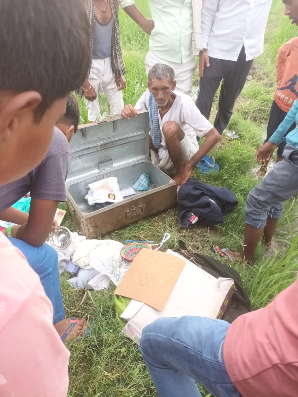 Hardoi, Thieves stole cash and jewelery from two houses
