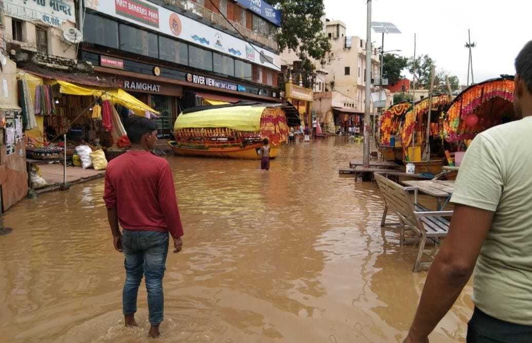 Chitrakoot: Mandakini crosses three meters from danger mark, devotees stranded, water filled up to waist at many places including Ramghat, Kanch Mandir, Sirsa forest