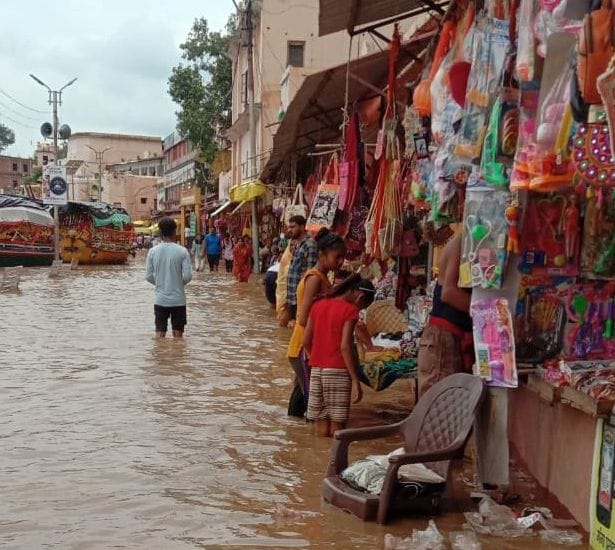 Chitrakoot: Mandakini boomed, water entered the shops