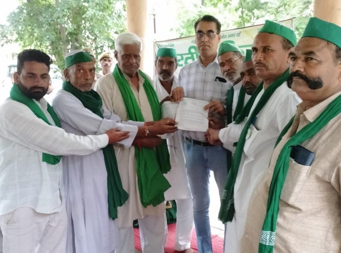 Hathras News Bhartiya Kisan Union staged a sit-in in Collectorate premises