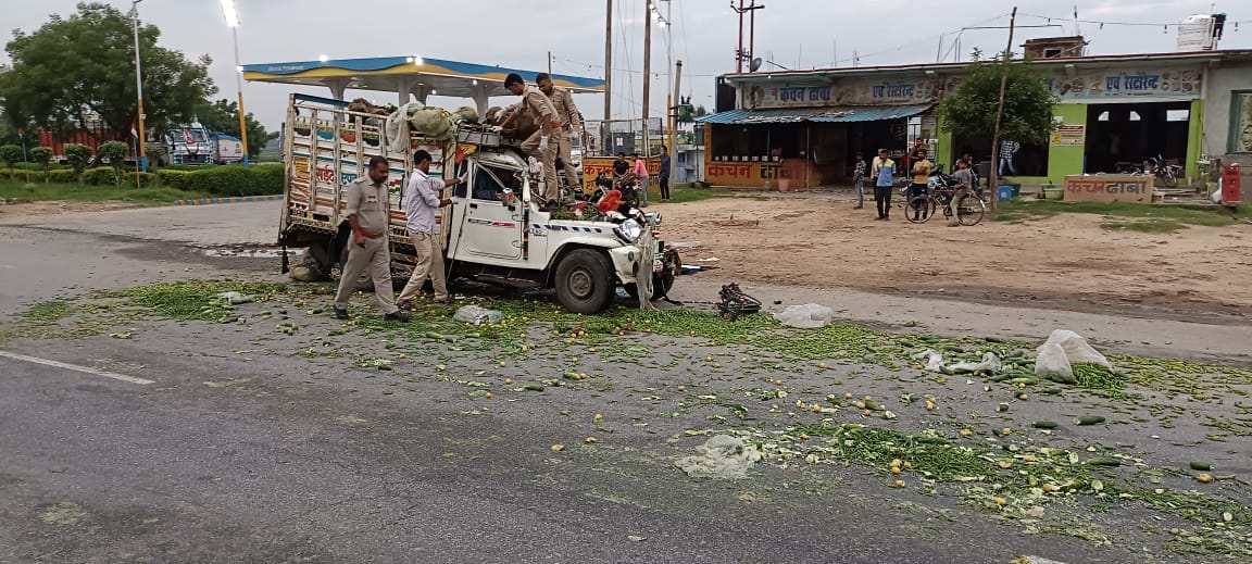 Pickup rammed into a truck parked in Etawah, vegetable trader died