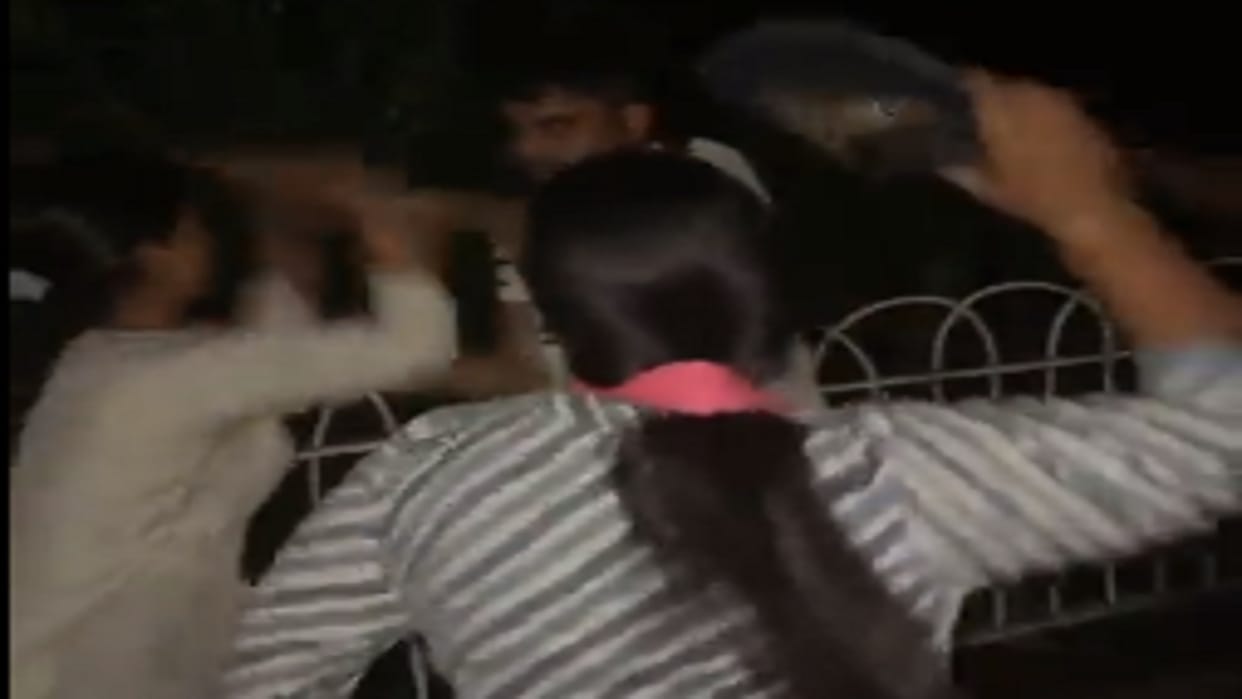 Husband girlfriend  beaten up by wife in bhadohi girl from Ayodhya came for marriage