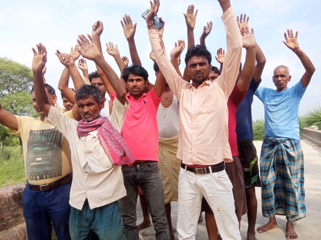 Angry villagers demonstrated due to lack of repair work on the road