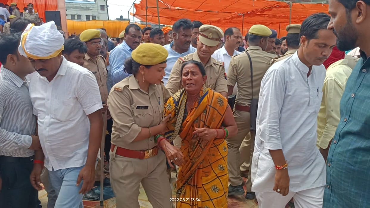 Woman attempts self-immolation in presence of ministers