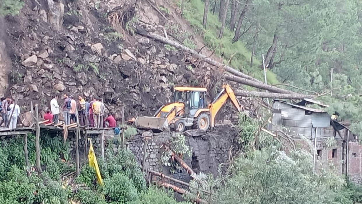 Himachal Landslide Heavy landslide on Bharmour-Pathankot highway in Chamba
