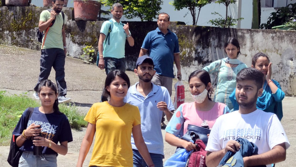 hpssc hamirpur 75 percent candidates absent in laboratory assistant exam