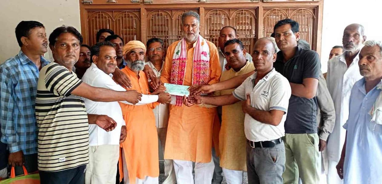 The former education minister handed over a check of Rs 11 lakh to the Dumbar Nath Seva Samiti