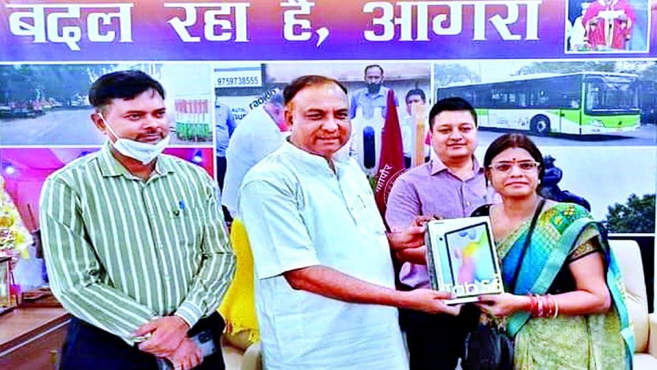 Agra Nagra Nigam Distributed tablets worth Rs 40 lakh to the councilors