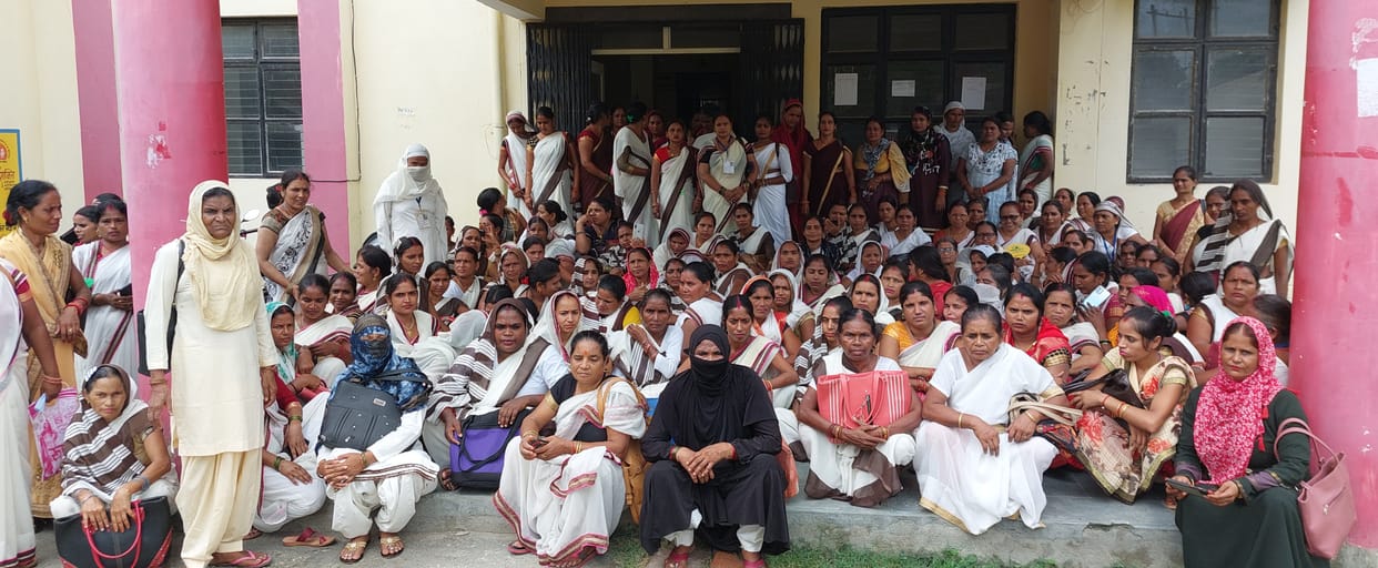 Asha workers protest at CMO office