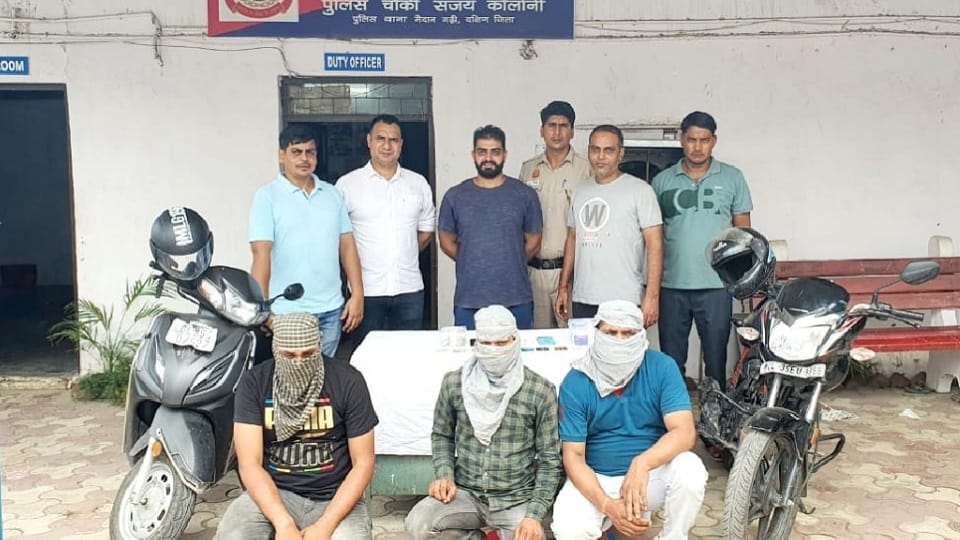 Delhi Police arrested three accused of cheating by inserting feviquick in ATM