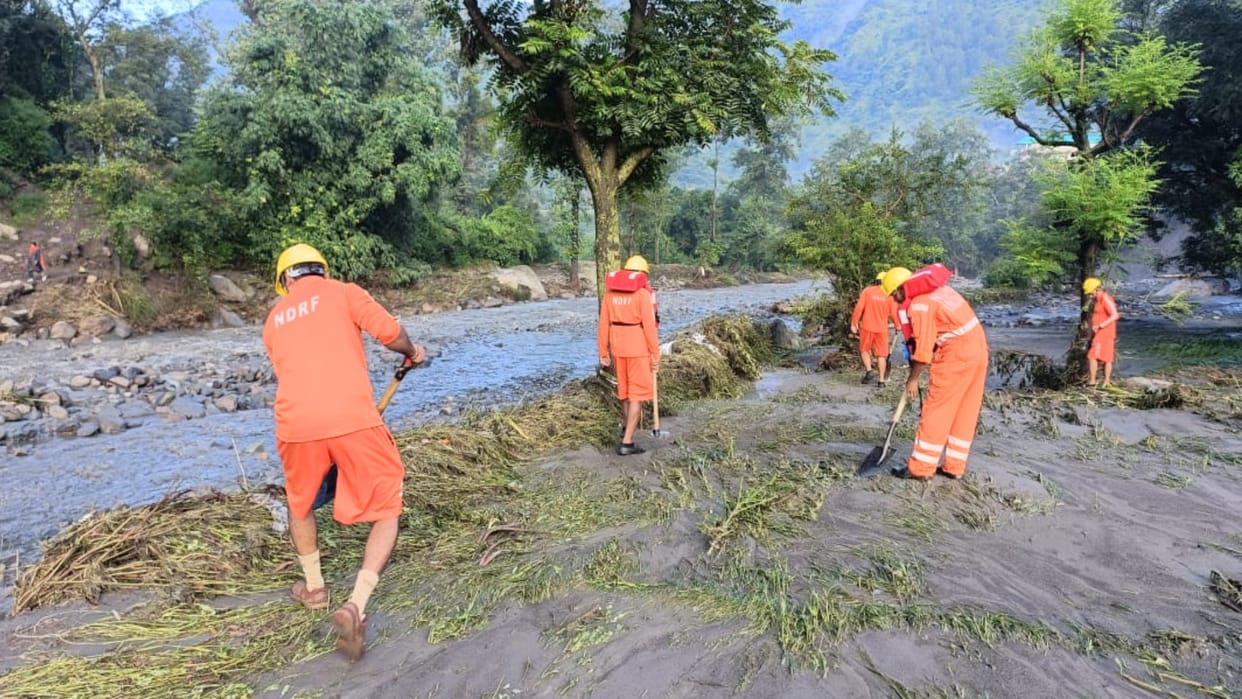 himachal weather update: cloudburst in mandi one women body recover by NDRF team