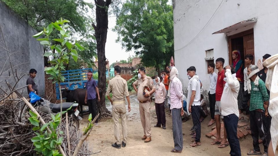 young man dead body found hanging in closed house in Agra