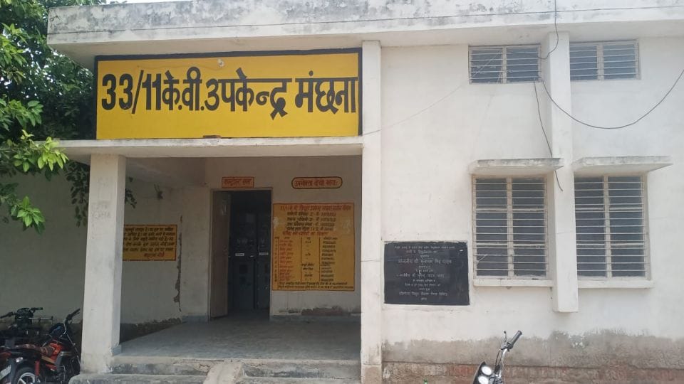 miscreants robbed copper wire from power substation by taking the employees in mainpuri