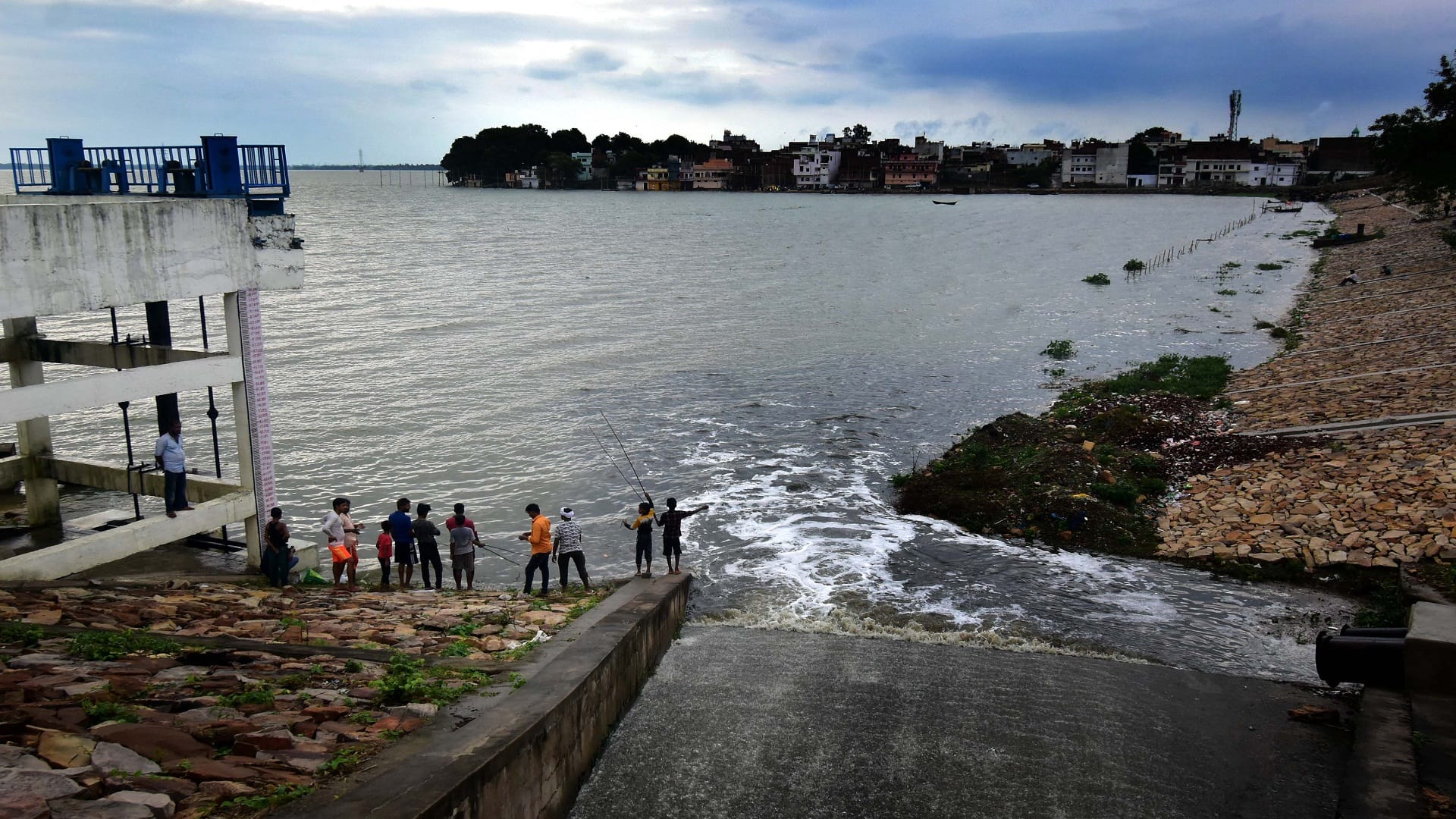 Ganga-Yamuna reached near danger mark more than a dozen villages lost contact