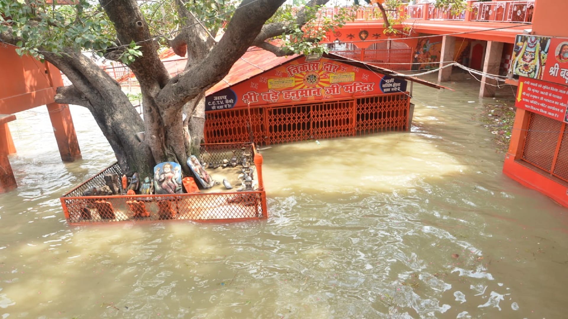 Flood in Prayagraj On the Ganga-Yamuna spate, the big Hanuman temple turned into an island