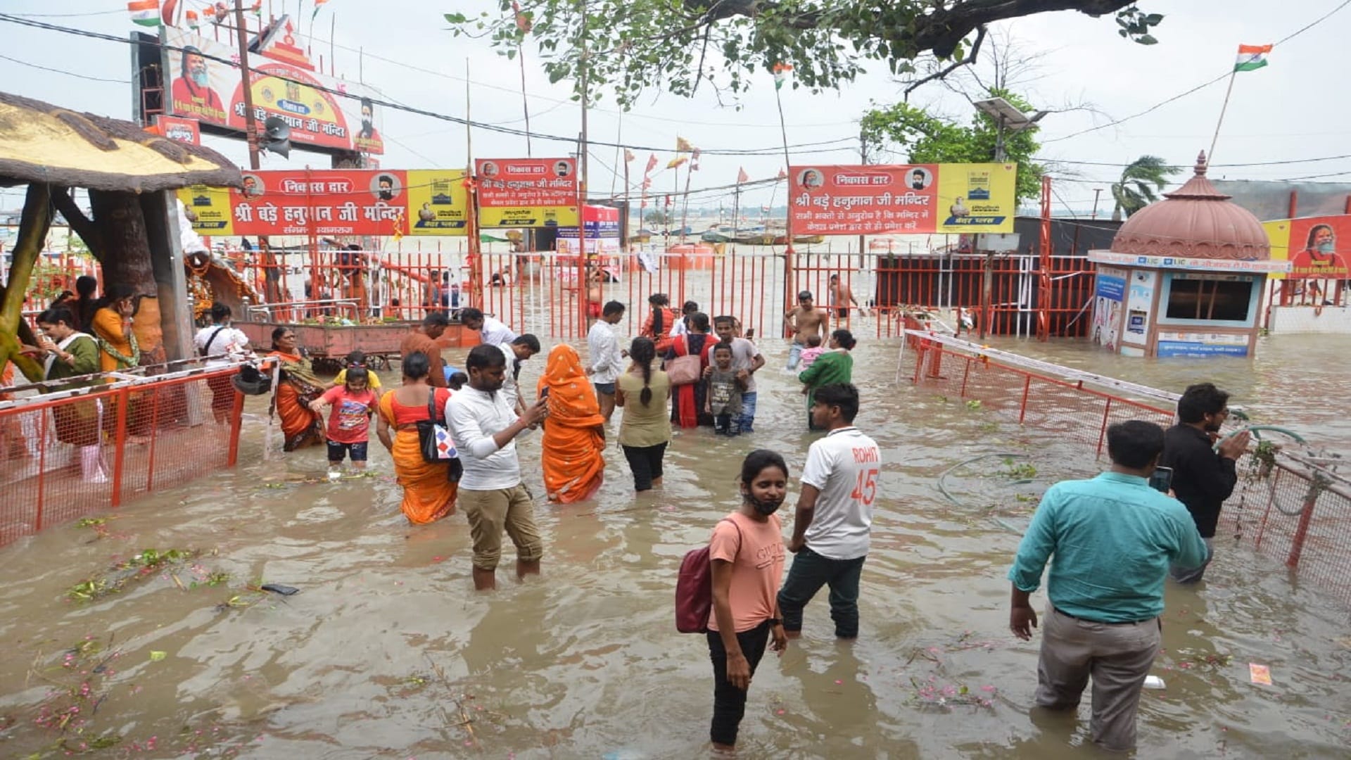 Flood in Prayagraj On the Ganga-Yamuna spate, the big Hanuman temple turned into an island