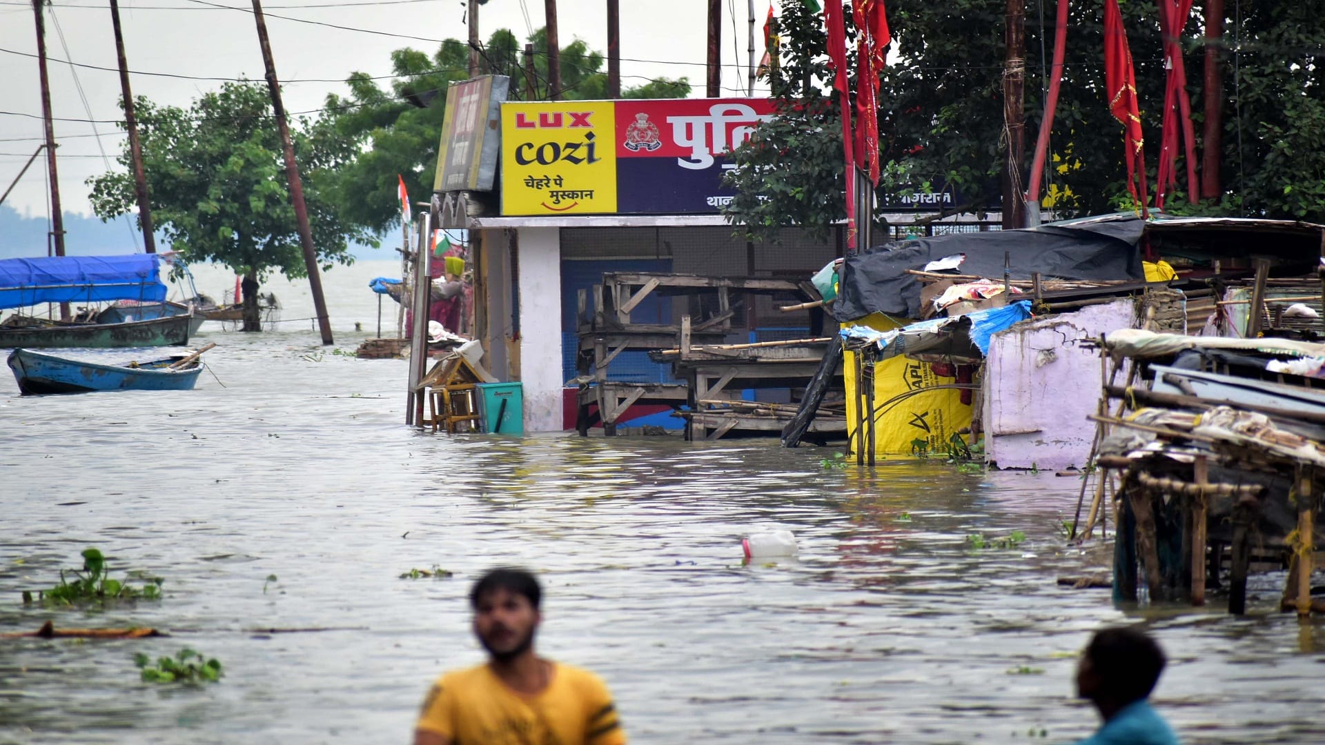 Ganga-Yamuna reached near danger mark more than a dozen villages lost contact