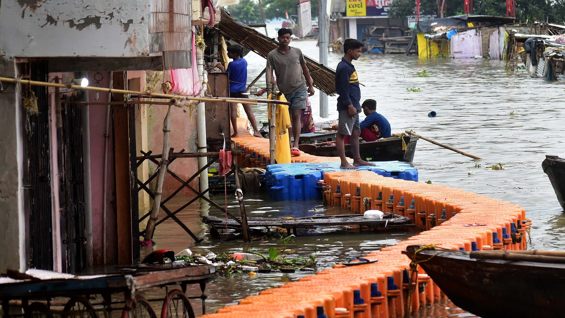 Ganga-Yamuna reached near danger mark more than a dozen villages lost contact