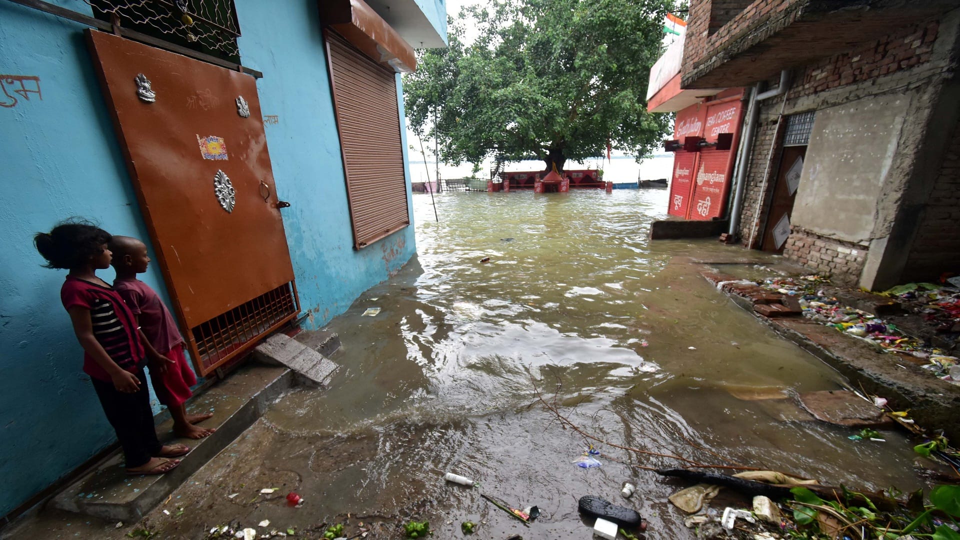 Ganga-Yamuna reached near danger mark more than a dozen villages lost contact