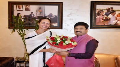 Bollywood actress Esha Gupta UP is my home proud to be a daughter here