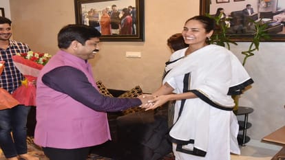 Bollywood actress Esha Gupta UP is my home proud to be a daughter here