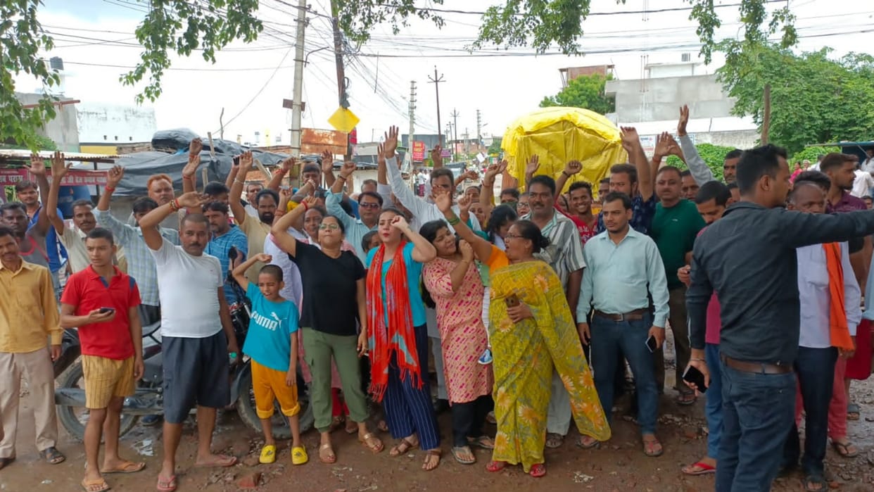 People protest because of bad roads in jankipuram Lucknow.