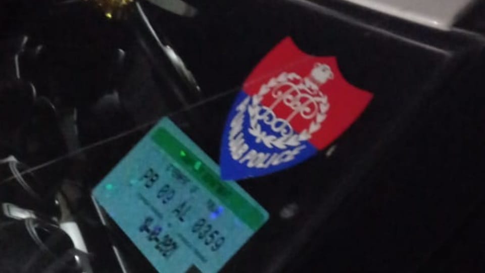 Illicit liquor recovered from Car with sticker of Punjab Police in kapurthala