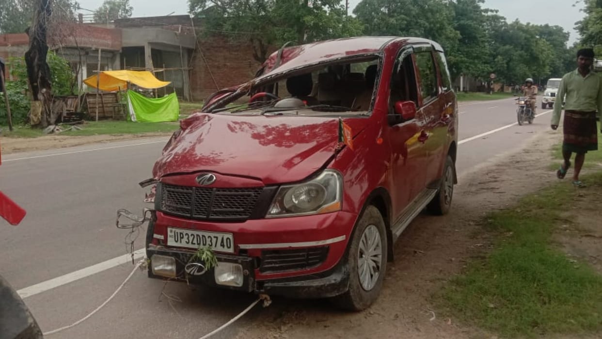 three died in a road accident in bhadokhar in raebareli.