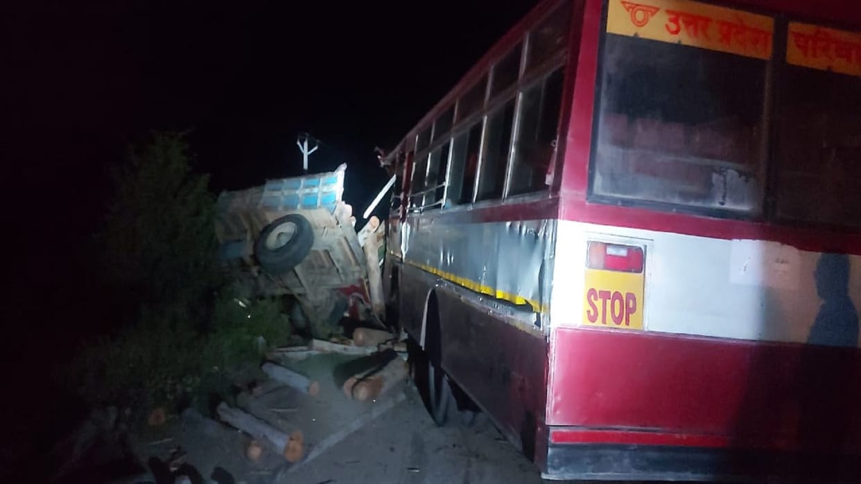 roadways bus and tractor trolley collision in amethi