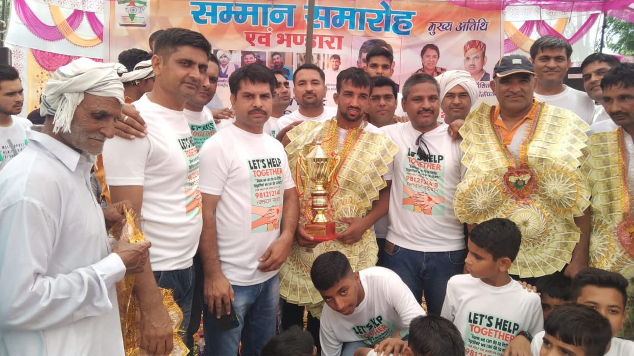 Grand welcome to wrestler Naveen Malik, who won gold medal in Commonwealth Games