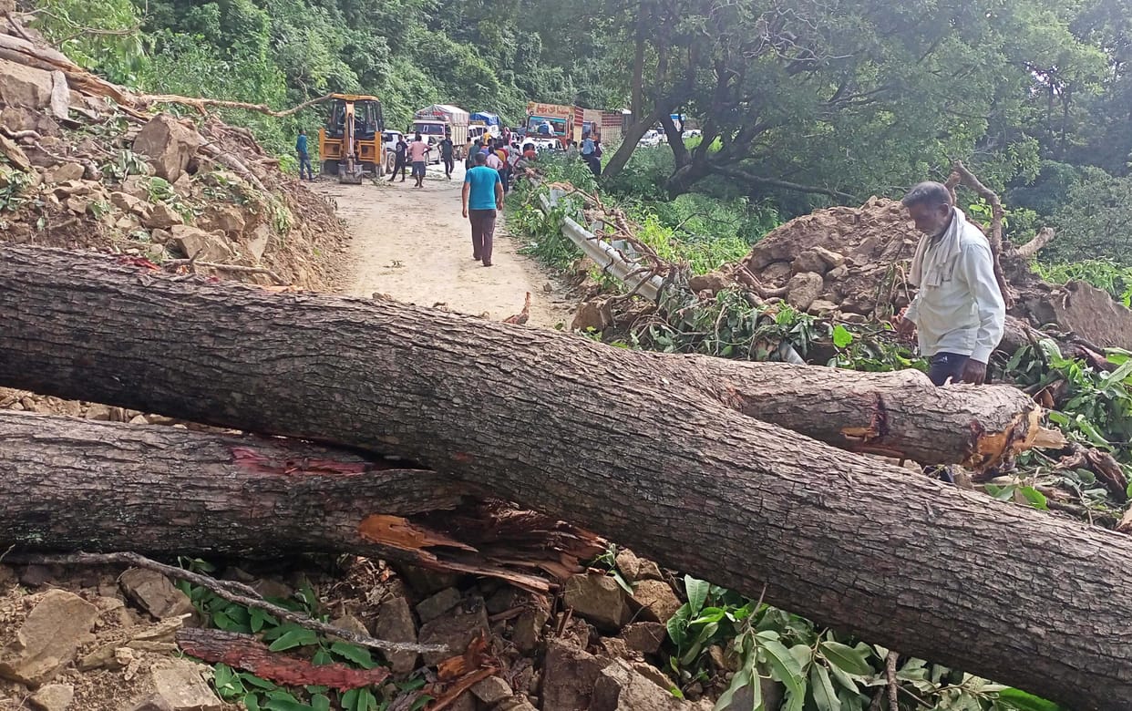 Tanakpur-Pithoragarh National Highway disrupted third day, ambulance stuck