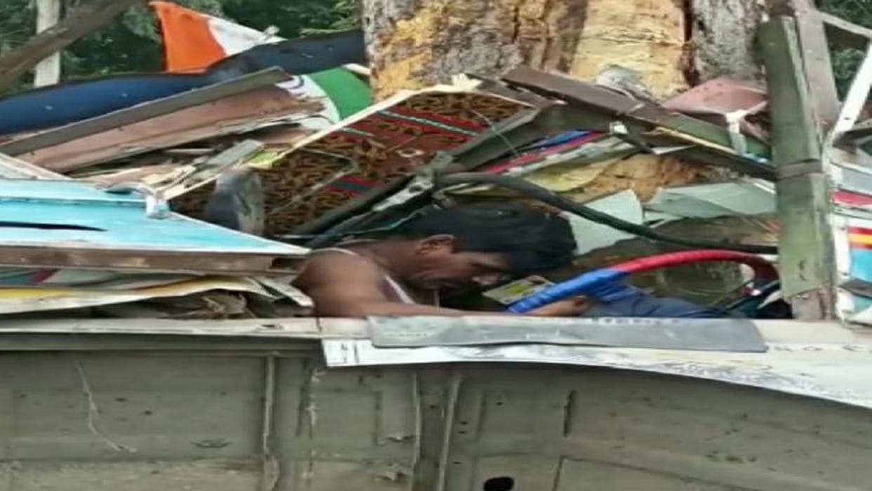 Truck overturned in Shahjahanpur police rescued trapped driver