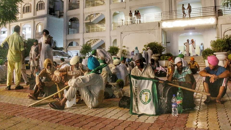 Kisan Mahapanchayat at Jantar Mantar in Delhi Today Barricading on Borders against Sanyukt Kisan Morcha
