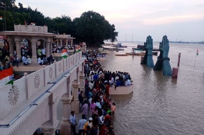 Viral Video of  Teenagers doing stunts in booming Ganga Flood in varanasi