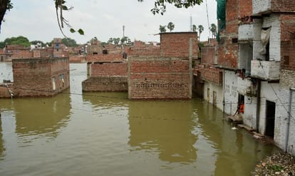 Viral Video of  Teenagers doing stunts in booming Ganga Flood in varanasi