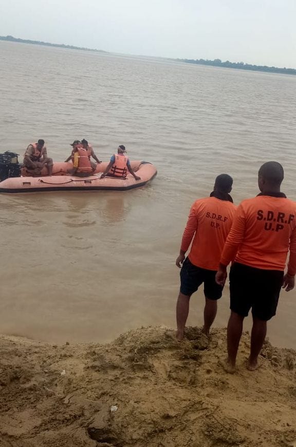 Banda: Even after 24 hours, the youth submerged in Yamuna was not found, the SDRF team was busy in searching, the family members also stood on the side of the ghat