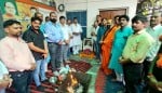 कल्याण सिंह की प्रथम पुण्यतिथि पर हवन करते पूर्णानंद पुरी महाराज, बंटी उपाध्याय व अन्य।