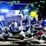 शराब की दुकान के बाहर लगा जमावड़ा