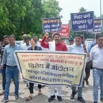 स्कूल के खिलाफ कार्रवाई को लेकर प्रदर्शन करते लोग