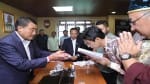 अरुण कुमार उप्रेती ने एक दिन पहले ही दाखिल किया था नामांकन (दाएं)।