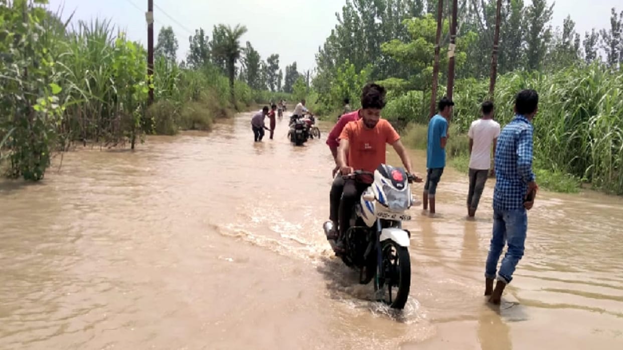 Bijnor Flood : Flood situation in Ganga Khadar, water entered the houses of many villages