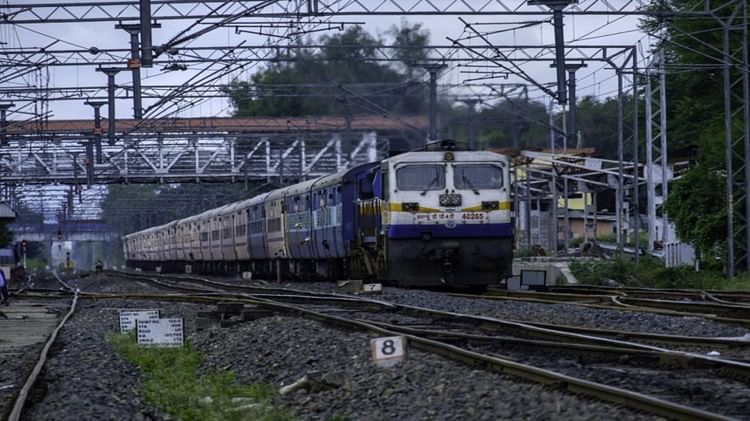 Indian Railways: ट्रेन हो गई है लेट, तो 20 रुपये खर्च करके स्टेशन पर ही पा सकते हैं लग्जरी होटल जैसी सुविधा Indian Railways Retiring Room Service On Train Late Check All Details here