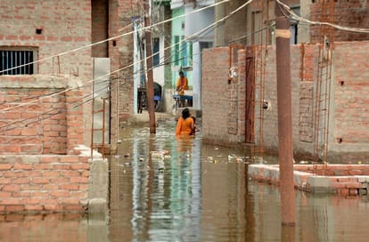 ganga water level started decreasing in varanasi but problems of people  Continuously