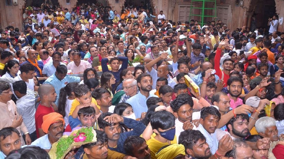 devotees will pay charge for VIP darshan in Banke Bihari Temple Vrindavan