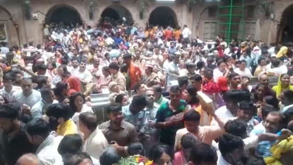 devotees will pay charge for VIP darshan in Banke Bihari Temple Vrindavan