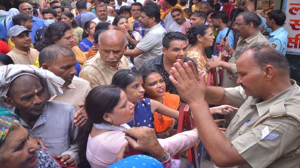 devotees will pay charge for VIP darshan in Banke Bihari Temple Vrindavan