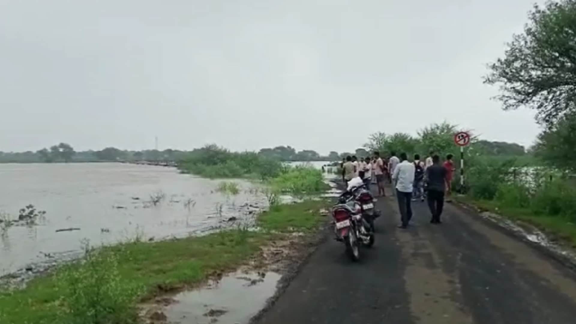 Rainfall Alert in Madhya Pradesh Schools Closed in 12 Districts of MP Train Service Stopped Weather Rain News