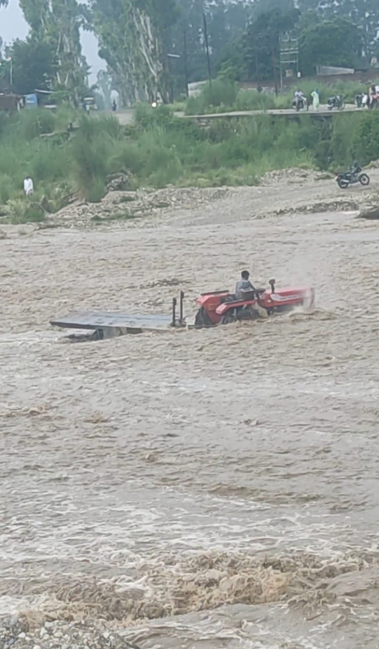 Tractor trolley stuck in water in Badshahi Bagh river