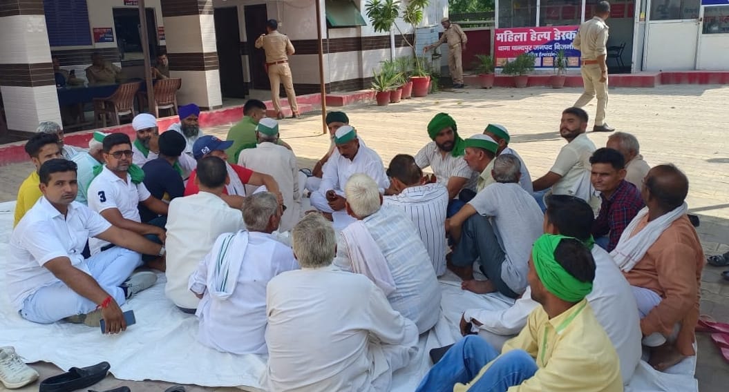 BKU workers picket at police stations