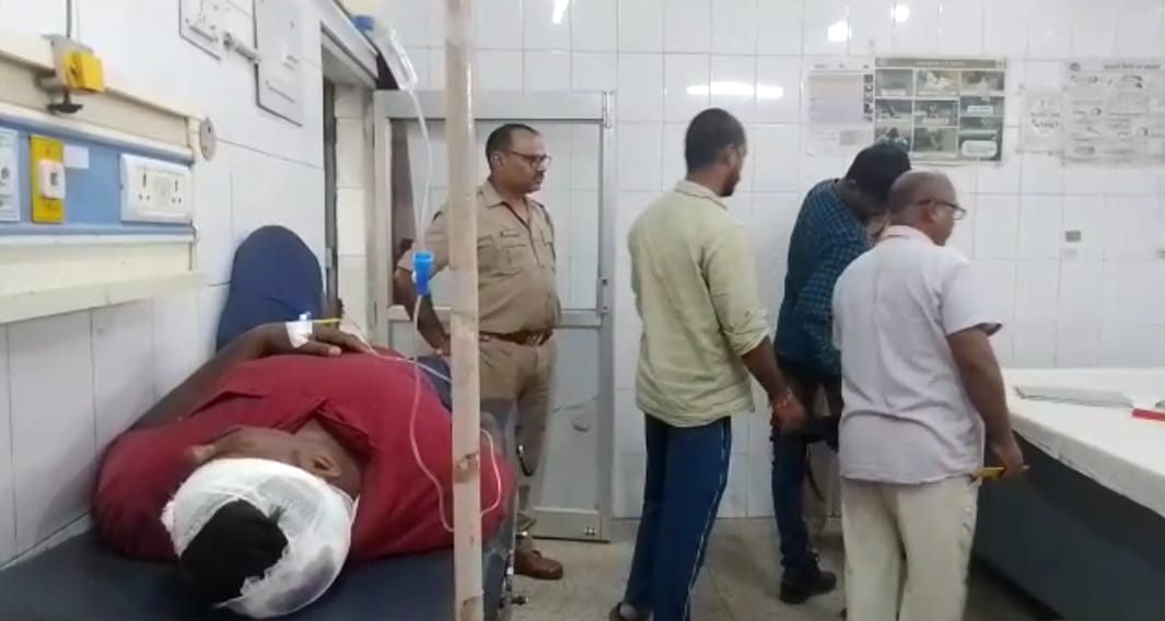 Villagers attack on Chandauli police team who reached to resolve dispute 6 policemen injured